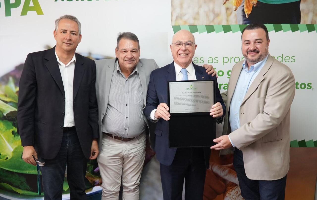 Você está visualizando atualmente A ABRAMAGRO, representada pelo Presidente Manoel Gomes e o Vice-presidente Arlelio Leite, prestou uma justa homenagem ao Deputado Federal Arnaldo Jardim na Sede da Frente Parlamentar da Agropecuária (FPA) em Brasília/DF.