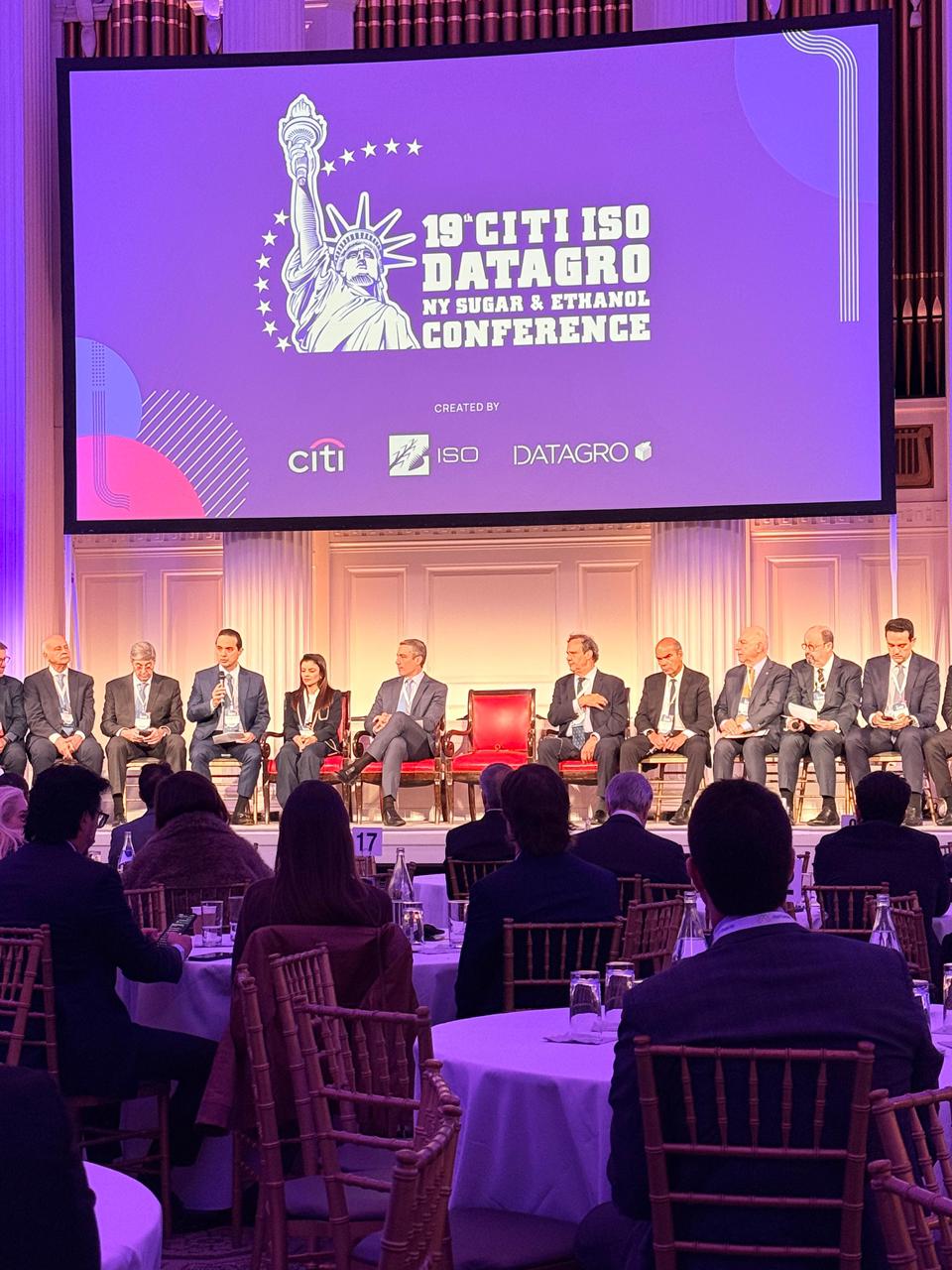 No momento, você está visualizando A ABRAMAGRO marcou presença na 19ª Conferência CITI ISO DATAGRO NY sobre Açúcar e Etanol, em Nova York, um dos principais encontros mundiais voltados ao setor sucroenergético e de bioenergia.